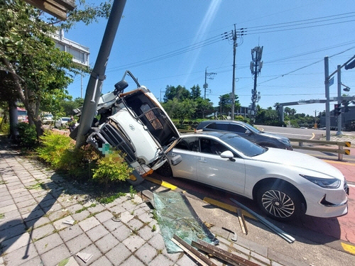18일 서귀포시 동홍동 교통사고 현장[제주도 소방안전본부 제공]